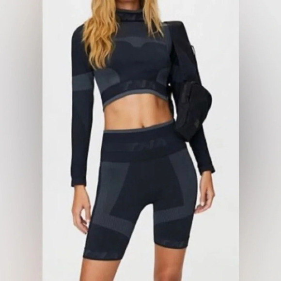 Aritzia  TNA Seamless Compression Ventura Biker Shorts Sz XS - Picture 4 of 12